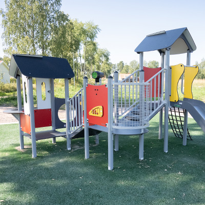 UniMini Play system with colorful panels and steel posts.